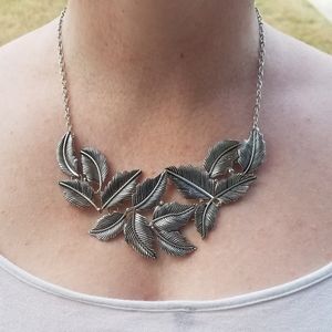 Pretty leaf necklace in great condition